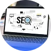 Pantalla con la palabra SEO y gráficos de optimización on-page.