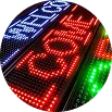 Letrero LED con texto desplazable en rojo y verde.