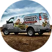 Pickup con wrap publicitario estacionada en un campo.