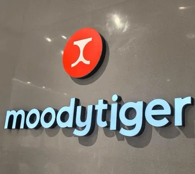 Letrero minimalista 'moodtytiger' con logo circular rojo.