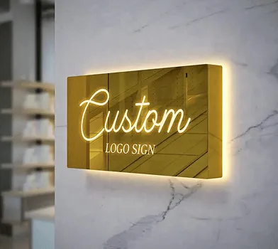 Placa dorada con texto 'Custom Logo Sign' en pared de mármol.