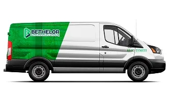 Van gris con wrap verde parcial en la parte trasera (half rear wrap, 30%).