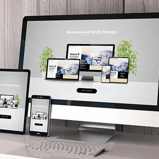 Mockup de sitio web responsivo mostrando la misma página en desktop, tablet y móvil.