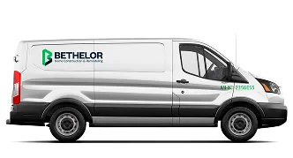 Van blanca con franjas grises y logo Bethelor solo en la puerta delantera (logo spot wrap).