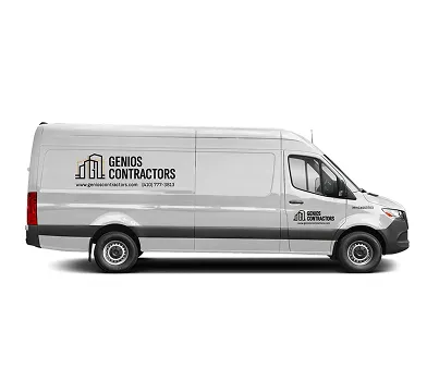 Van blanca corporativa con logo Genios Contractors en puerta y lateral sobre fondo blanco.