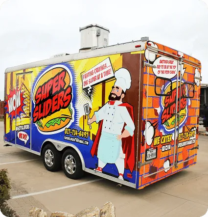 Proyecto 1: tráiler de comida Super Sliders con wrap ilustrado y colores vibrantes.