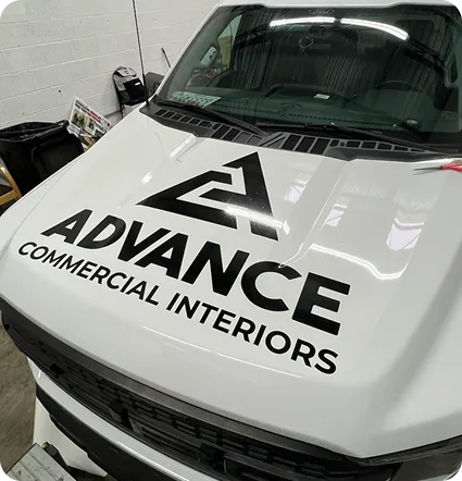 Proyecto 2: camioneta blanca con logo Advance Commercial Interiors en el cofre.