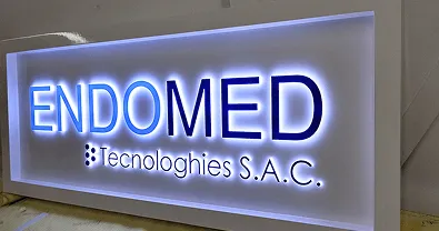 Letrero retroiluminado 'ENDOMED Technologies S.A.C.' en pared.