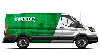 Van gris con wrap verde cubriendo aproximadamente el 70% del lateral y logo Bethelor.