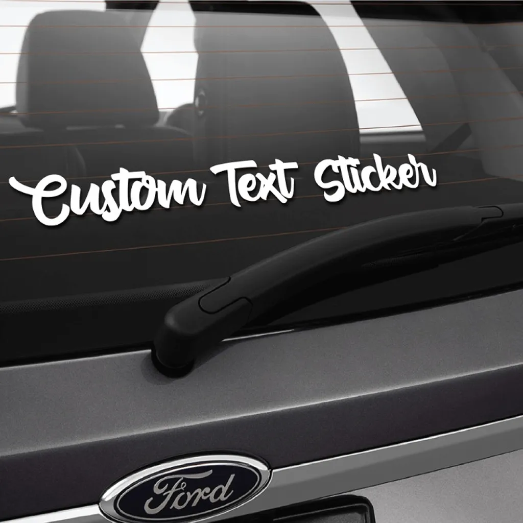 Vidrio trasero de vehículo con lettering blanco 'Custom Text Sticker' sobre limpiaparabrisas.