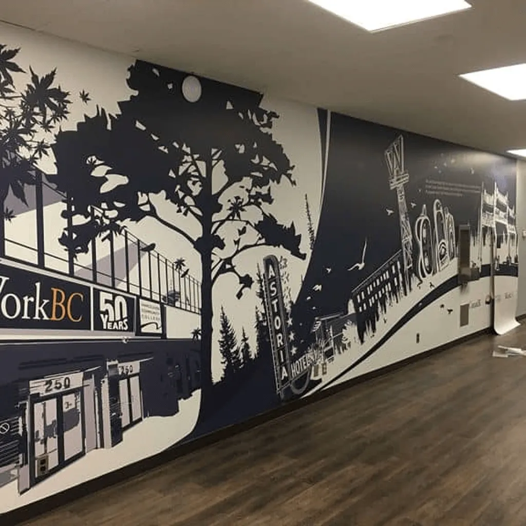 Mural en blanco y negro de skyline en pared interior de oficina.