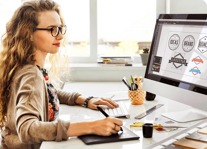 Diseñadora maquetando páginas web